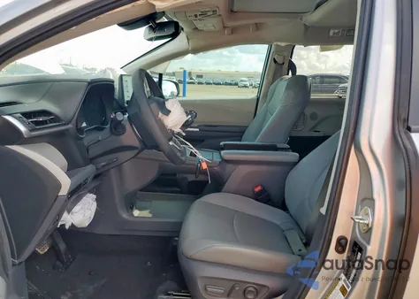 2021 Toyota Sienna Xle z USA, uszkodzony, nr VIN 5TDYRKEC9MS013811